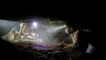 Gambar: Eksplorasi gulungan Kitab Suci