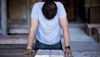 Jembatan yang Menghubungkan Studi Alkitab dan Doa