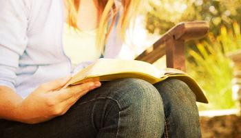 Mengapa Firman Tuhan Penting: 3 Alasan Remaja Perlu Membaca Alkitab